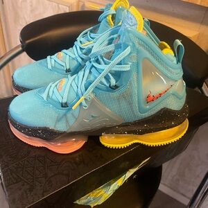 2022 Nike LeBron 19 'Christmas' 8 men’s 9.5 women’s new